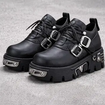 뉴락 스타일 블랙 부츠