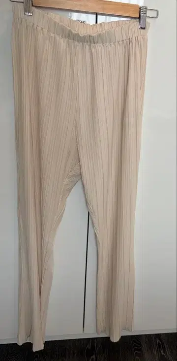 스터닝 루어 플리츠 팬츠