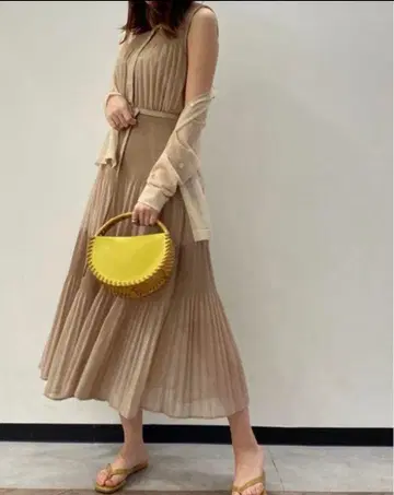 티어드 시어 플리츠 원피스 스나이델