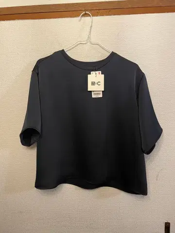 [ 미사용 새상품 ] UNIQLOC 새틴 오버 사이즈 숏 블라우스 s