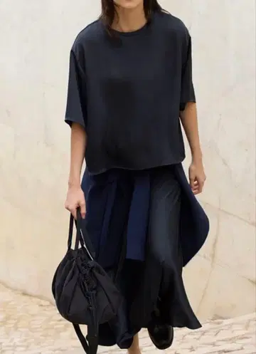 미사용 UNIQLOC 새틴 오버 사이즈 숏 블라우스 네이비 S