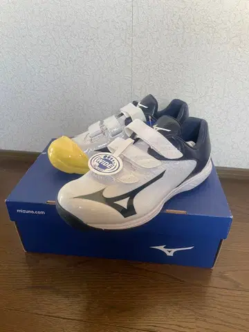 미즈노 트레이닝화 화이트 x 네이비 우투수 칠 P가죽 부착