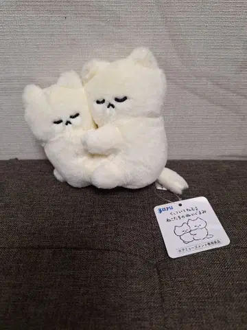 서로 붙어 자는 고양이들의 봉제 인형