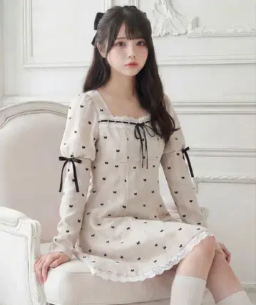 suyunn 스유니 하트 무늬 긴팔 미니 원피스