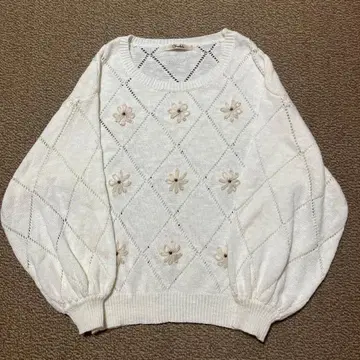 투라라 화이트 꽃무늬 자수 다이아 무늬