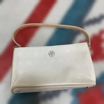 클레이서스 화이트 꽃무늬 엠보싱 핸드백