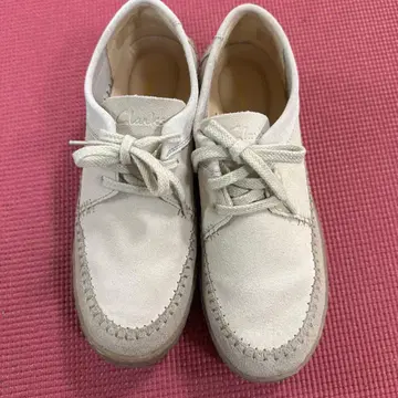 Clarks 스웨이드 로퍼 화이트