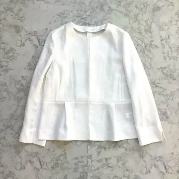 WORK TRIP OUTFITS 노카라 자켓 페플럼 디자인