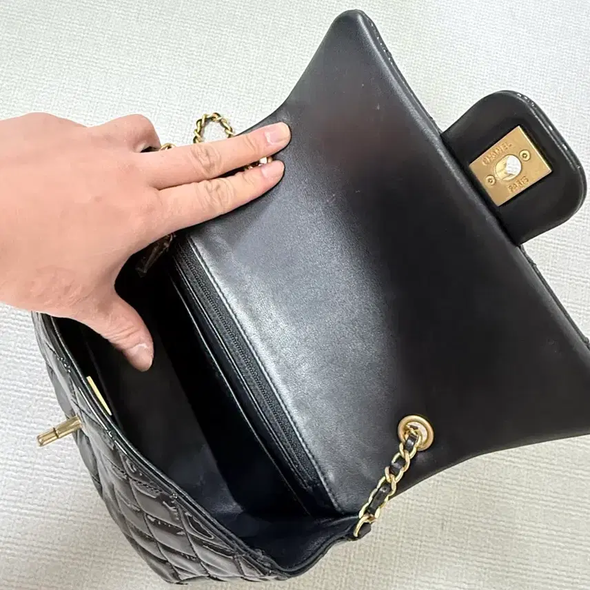 샤넬 코코체인 램스킨 블랙 페이던트 플랩백 as3489 뉴미니 클래식 사진 4
