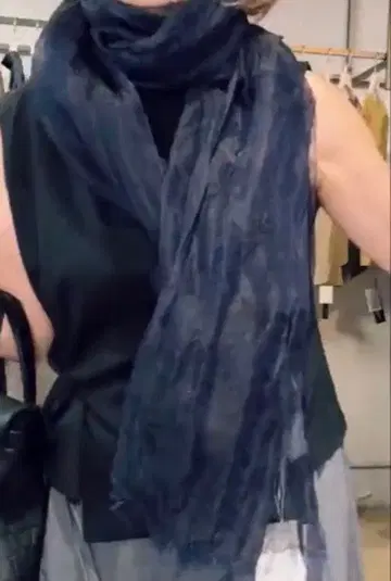 WYTE 린넨/실크 샴브레이 스톨 블랙