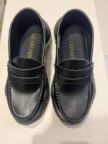 AKIKOAOKI 블랙 로퍼 통굽