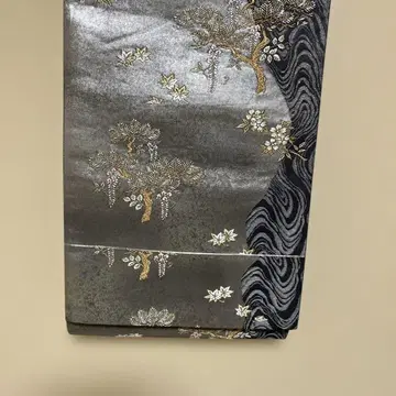 그레이 소나무와 꽃의 순수 실크 후쿠로 오비