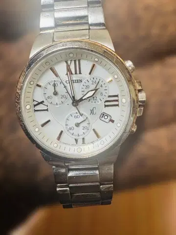 CITIZEN XC 크로노그래프 실버/화이트