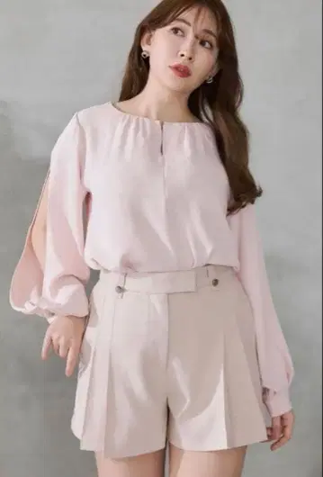 Herlipto Front Tuck Twill Shorts ecru