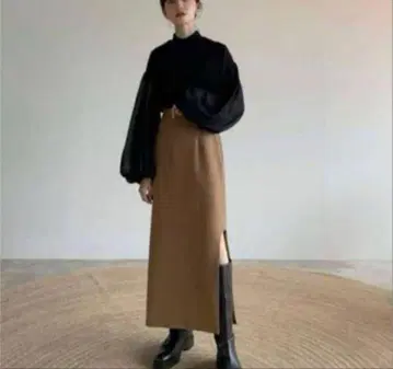 CLANE SCOOP LINE SLIT SKIRT