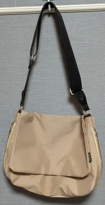 베이지 숄더백 더블 지퍼 아메리칸 러그 씨