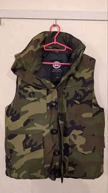 CANADA GOOSE 카모플라쥬 다운 베스트 M