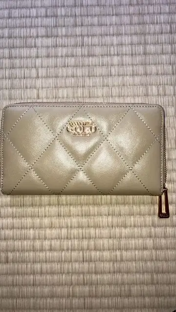 코코 럭스 골드 퀼팅 장지갑 베이지