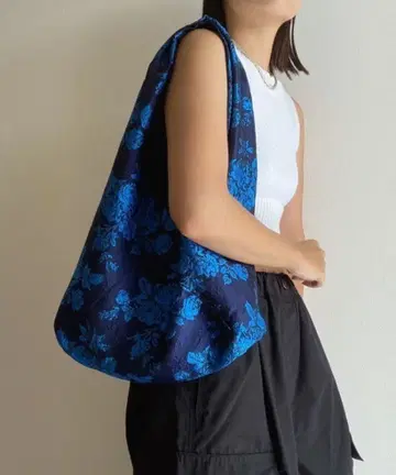 AMAIL 6주년 금색 주머니 가방