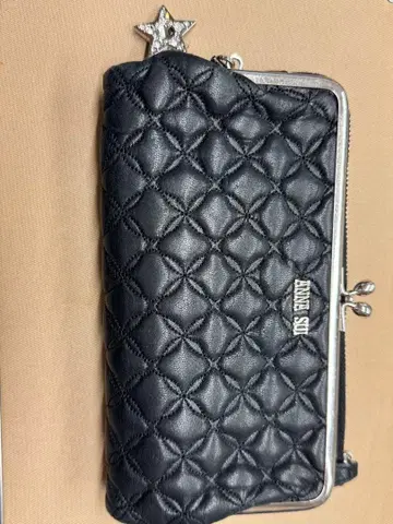 ANNA SUI 블랙 퀼팅 장지갑