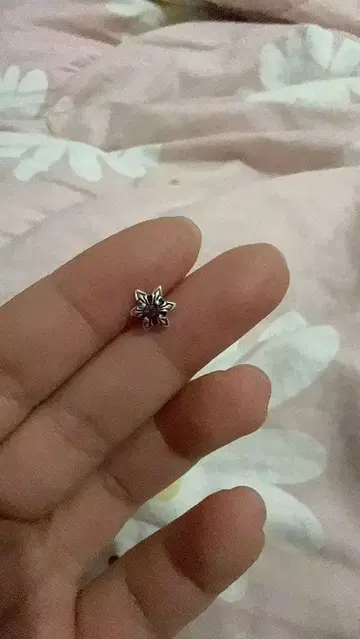 꽃 모양 실버 귀걸이 ( 한쪽 귀용 )