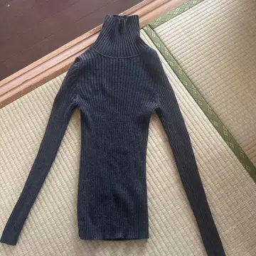 다크 그레이 리브 하이넥 니트