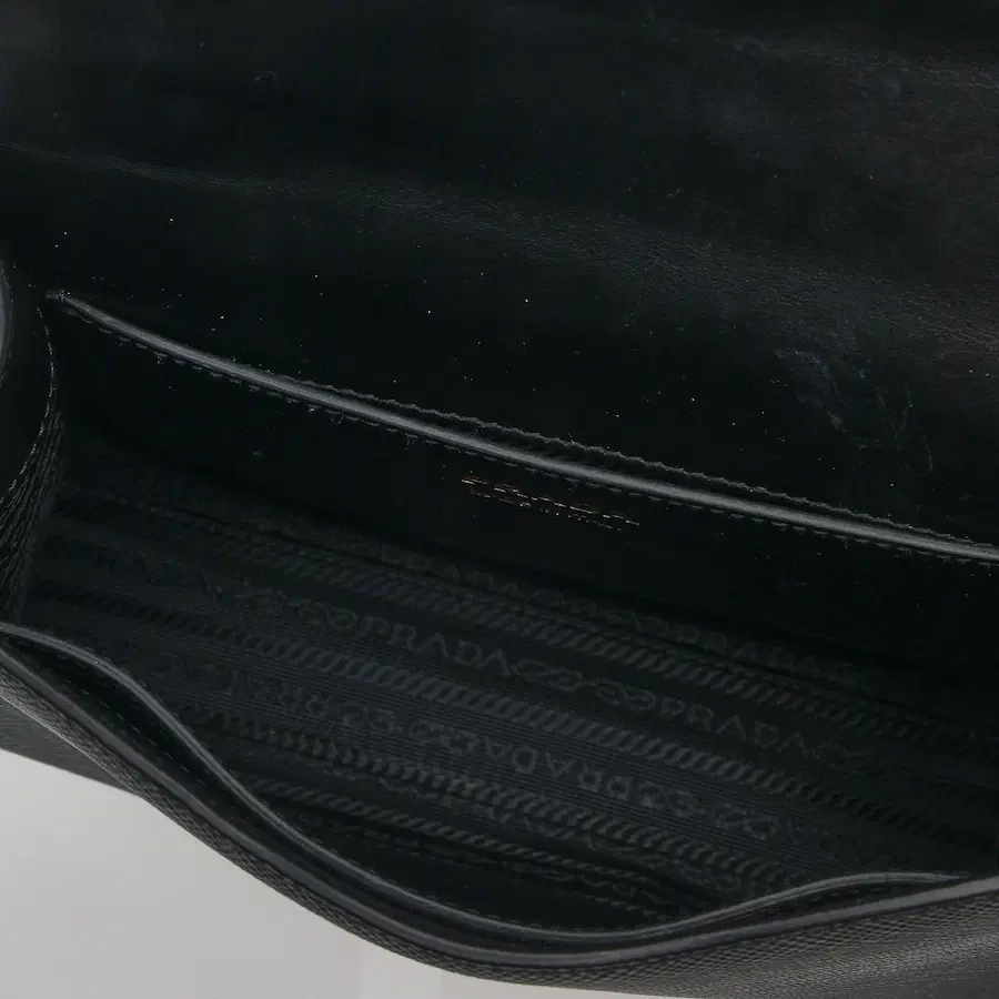 普拉达（Prada）Monochrome Saffiano 黑色单肩包