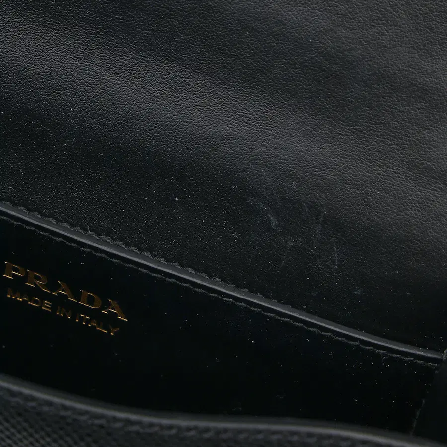 普拉达（Prada）Monochrome Saffiano 黑色单肩包