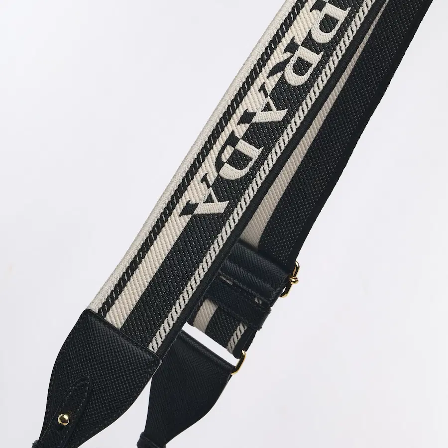 普拉达（Prada）Monochrome Saffiano 黑色单肩包
