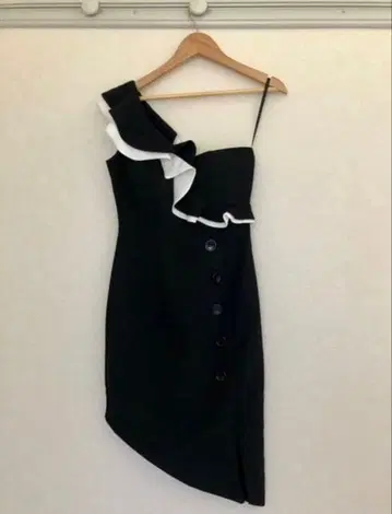 로브 드 플뢰르 타이트 버튼 드레스 슬릿