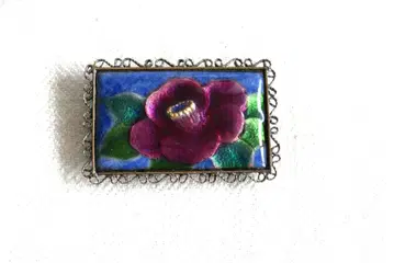 동백꽃 문양 칠보 (에나멜) 오비 고정 띠 겸 브로치 적자색과 파란색