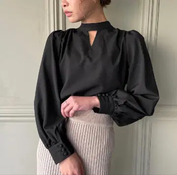 JUNOAH 백리본 초커 블라우스