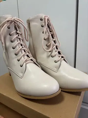 화이트 레이스업 부츠 힐