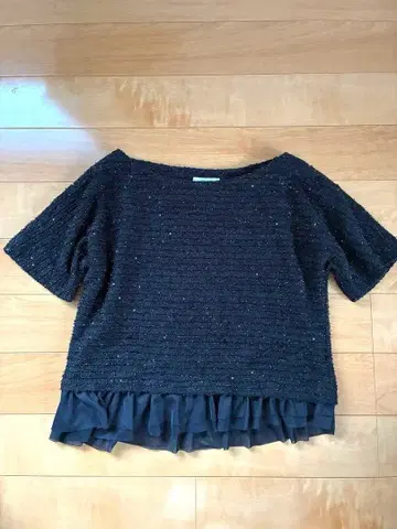 TOTALITE 블랙 프릴 반팔 니트