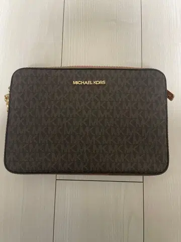 MICHAEL KORS 모노그램 숄더백 브라운