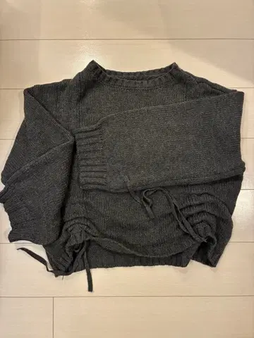 다크 그레이 드로우 스트링 스웨터