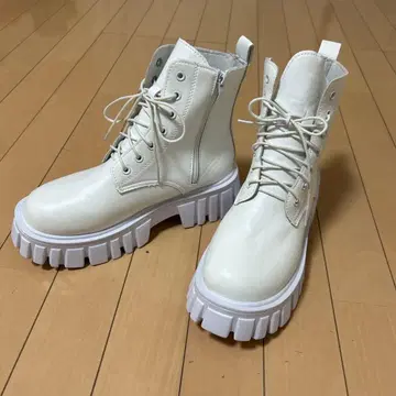 화이트 레이스업 통굽 부츠