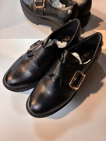 버클 디테일 로퍼