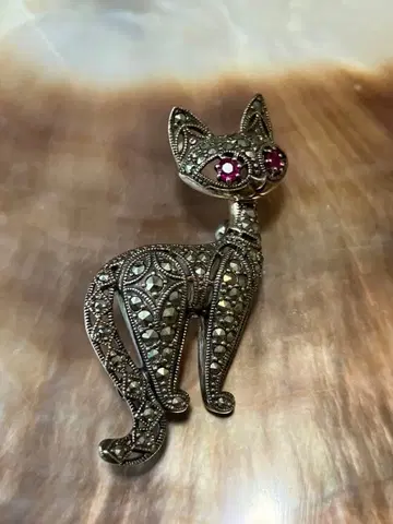 실버 마카사이트 루비 브로치 록잔