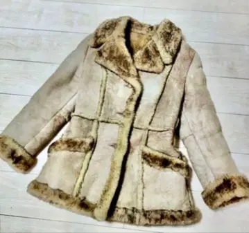 베이지 무스탕 코트