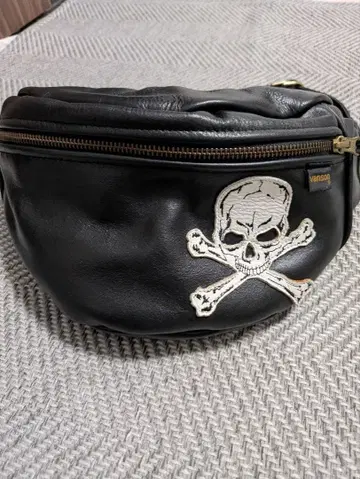 Vanson 스컬 자수 바디백 초레어