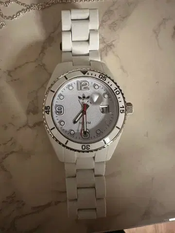 아디다스 화이트 시계 상자도 있음