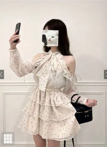 GRL 도트 무늬 숄더 오픈 아메슬리 티어드 미니 원피스 ru1689