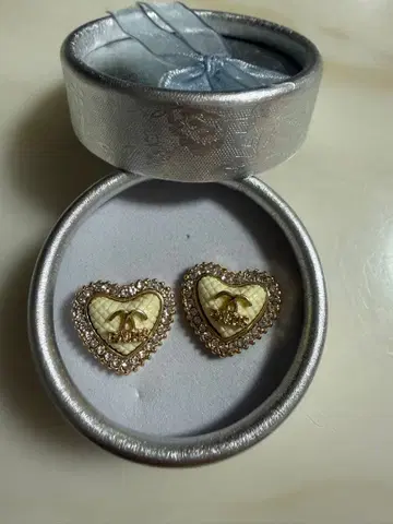 하트 모양 퀼팅 CC 마크 로고 귀걸이 화이트 지르코니아 골드