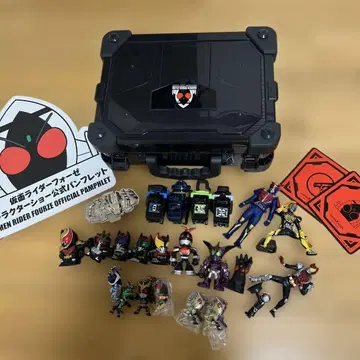 가면라이더 피규어 세트와 가면라이더 포제 트렁크 케이스