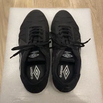 엄브로 트레이닝 슈즈 25.5cm