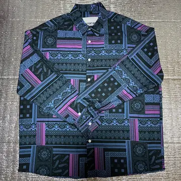 주름이 잘 지지 않는 빅 실루엣 올 패턴 긴팔 셔츠