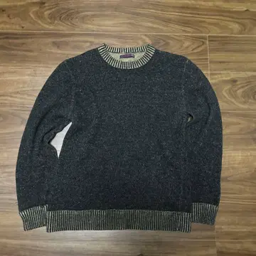 다크 그레이 크루넥 스웨터