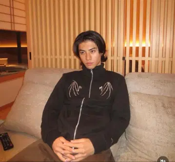 쇼키치 군도 착용하는 NOBODY 트랙 자켓