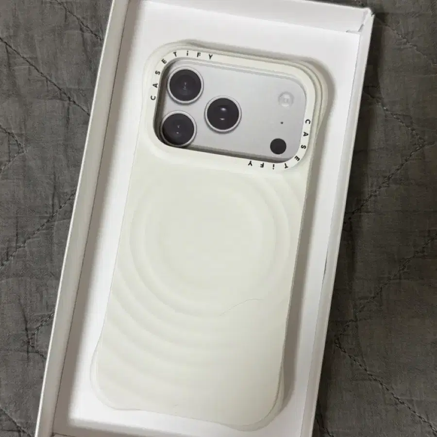 iPhone 17 Pro Max Casetify Ripple Case (White) on Bunjang Global Site.